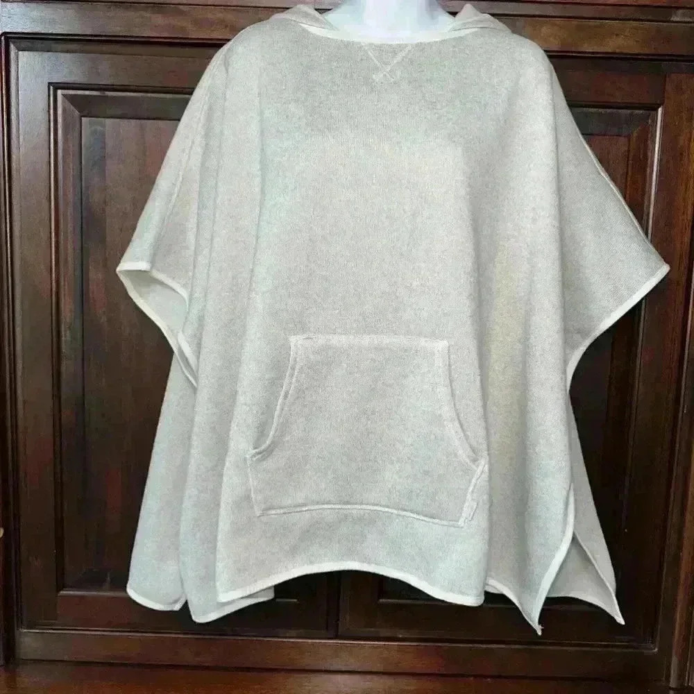 Eddie Bauer, cream, hooded poncho with pockets / perfect for fall! Size M/L